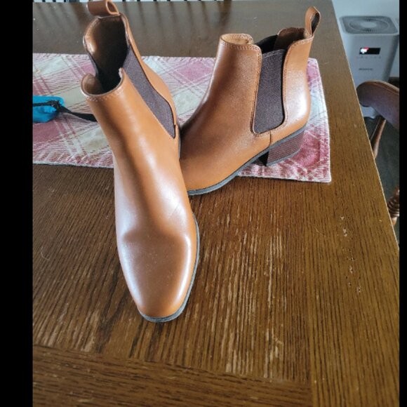 Shoes - Womens size 9.5 boots